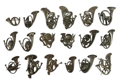 une image représentant un ensemble d'instruments de musique en cuivre sur fond blanc
