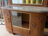 une armoire en bois surmontée d'un miroir