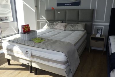 un lit qui se trouve au milieu d'une pièce