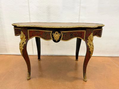 TABLE de milieu en bois noirci et marqueterie de type Boulle…