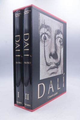 deux livres dans une boîte dont la couverture représente le visage d'un homme