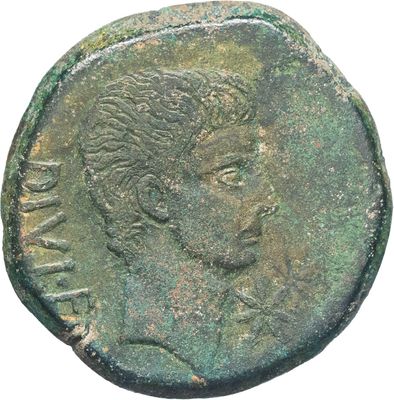une pièce de monnaie romaine antique sur laquelle figure le visage d'une femme