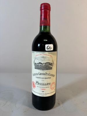 une bouteille de vin posée sur une table
