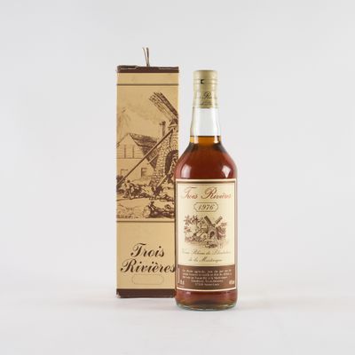 une vieille bouteille d'alcool posée à côté d'un carton