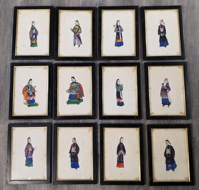 six photos encadrées d'hommes et de femmes asiatiques posées sur un parquet