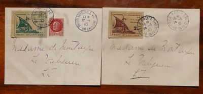 deux enveloppes affranchies posées sur une table en bois