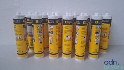 un lot de tubes de colle posé sur une table