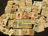beaucoup de vieilles cartes postales posées sur une table noire