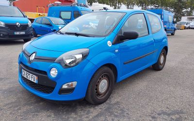 une voiture bleue garée dans un parking