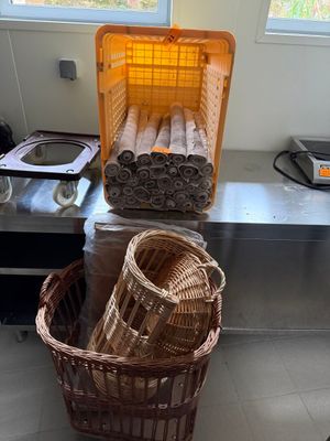 un panier contenant des rouleaux de papier toilette et un panier dans lequel se trouvent des rouleaux de papier toilette