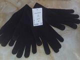 une pile de gants noirs posée sur une table