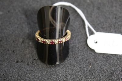 une bague posée sur une table à côté d'une étiquette de prix