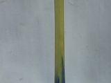un vase bleu et jaune posé sur une surface blanche