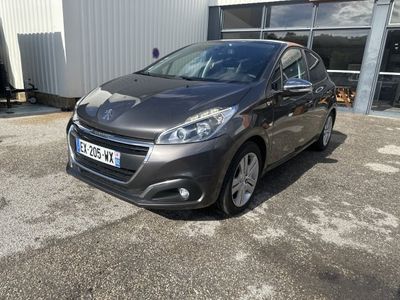 une voiture grise garée devant un bâtiment