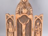 statue représentant une femme tenant un enfant dans un crucifix