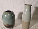 deux vases posés l'un à côté de l'autre sur une table