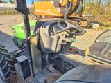 un tracteur garé sur le bord de la route