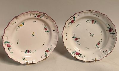 deux assiettes à motifs floraux posées sur une table