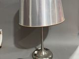 une lampe posée sur une table à côté d'un livre