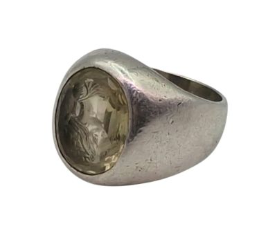 une image représentant une bague en argent sur laquelle figure une effigie de Jésus