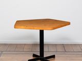 une image représentant une table en bois posée sur un parquet, dans une pièce