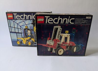 deux boîtes de lego technics posées sur une table