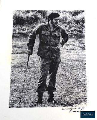 photographie en noir et blanc d'un homme en uniforme militaire tenant un club de golf