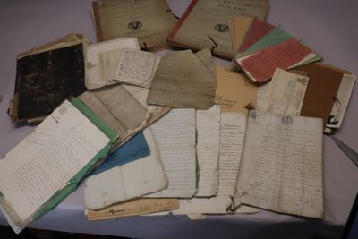 une pile de vieux livres posés sur une table