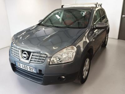 une Nissan Murano grise garée dans une pièce blanche