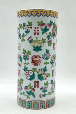 une image représentant un grand vase orné de fleurs et d'oiseaux