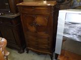 une commode surmontée d'un miroir dans une pièce
