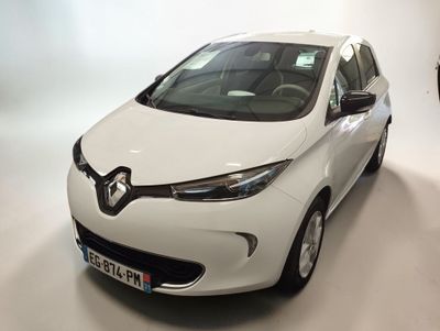 une voiture blanche garée dans une pièce blanche