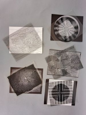 Plusieurs œuvres d'art sont exposées sur une table