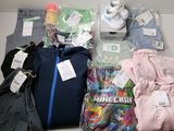 beaucoup de vêtements et une bouteille d'eau posés sur une table