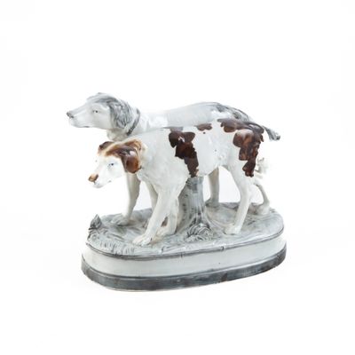 une figurine représentant deux chiens debout sur un socle