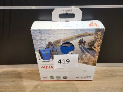 une photo montrant une caisse de bouteilles d'eau posée sur une table en bois