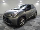 Une Toyota C-HR grise est garée sur un sol à damier