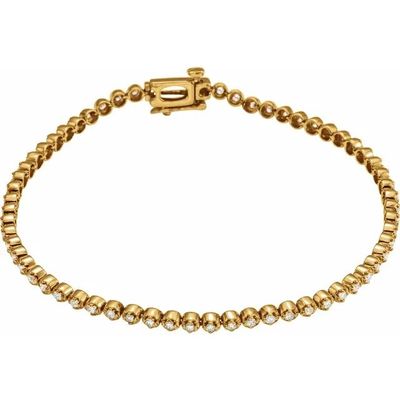 un bracelet en perles d'or muni d'un fermoir en diamant