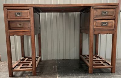 une photo d'un bureau en bois muni de tiroirs et d'une étagère