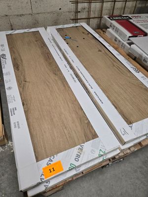 Plusieurs caisses en bois sont empilées les unes sur les autres dans un entrepôt