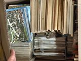 une personne tenant un livre devant une étagère remplie de livres