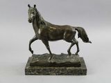 statue en bronze représentant un cheval, posée sur un socle en marbre, sur fond blanc