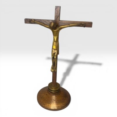 un gros plan d'un crucifix surmonté d'une croix