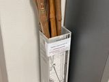 une boîte contenant tout un tas d'ustensiles en bois