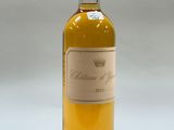 la bouteille de vin blanc est posée sur la table