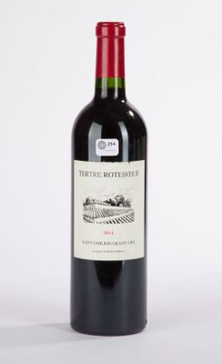 une bouteille de vin posée sur une table