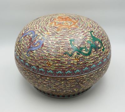 CHINE Importante coupe couverte en porcelaine à décor émaill…