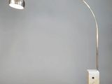 une image représentant une lampe avec un pied en marbre et une base en bloc de marbre