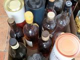 plusieurs bouteilles de vin dans un carton posé par terre