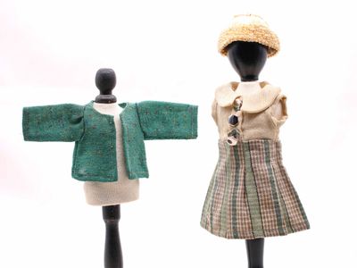 deux mannequins vêtus de couleurs et de motifs différents